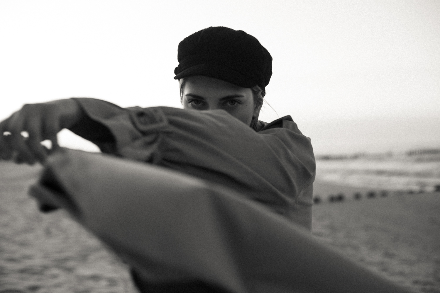 modelka na plaży na czarno-białym zdjęciu fashion portretowym b&w wykonanym autorstwa panibe